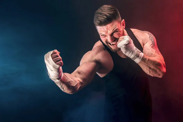 Deportista muay thai boxeador luchando sobre fondo negro con humo. Concepto deportivo — Foto de Stock