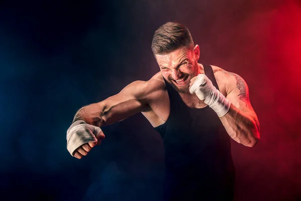 Deportista muay thai boxeador luchando sobre fondo negro con humo. Concepto deportivo — Foto de Stock