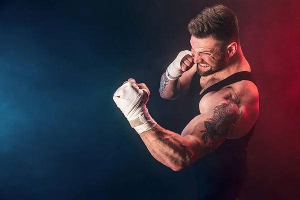 Deportista muay thai boxeador luchando sobre fondo negro con humo. Concepto deportivo — Foto de Stock