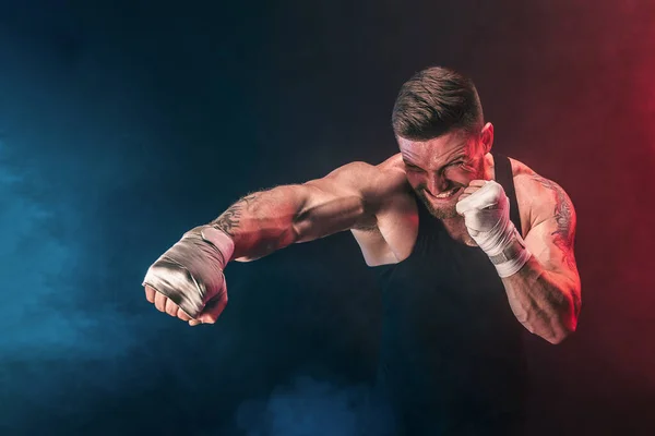 Sportowiec Muay Thai bokser walczący na czarnym tle z dymem. Koncepcja sportu — Zdjęcie stockowe