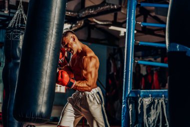 Spor salonunda boksör eğitimi.