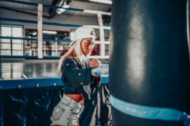 Kırmızı Boks Eldivenli Güzel Kadın. Çekici Kadın Boksör Eğitimi