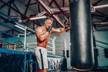 Spor salonunda boksör eğitimi.