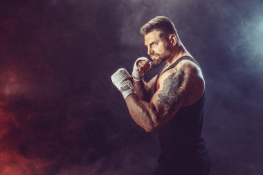 Sporcu boksör siyah arka planda gölgeli dövüşüyor. Uzayı kopyala Boks sporu konsepti.