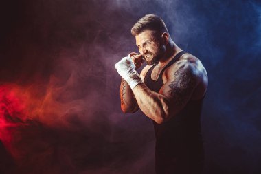 Sporcu boksör siyah arka planda gölgeli dövüşüyor. Uzayı kopyala Boks sporu konsepti.