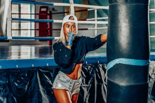 Mooie vrouw met de rode bokshandschoenen. Aantrekkelijke vrouwelijke bokser training — Stockfoto