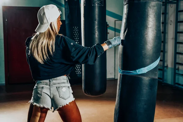 Mooie vrouw met de rode bokshandschoenen. Aantrekkelijke vrouwelijke bokser training — Stockfoto