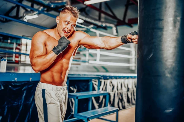 Boxer edzés egy bokszzsák a tornateremben — Stock Fotó