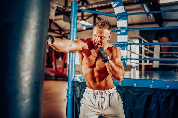 Boxerträning på boxningssäck i gymmet — Stockfoto