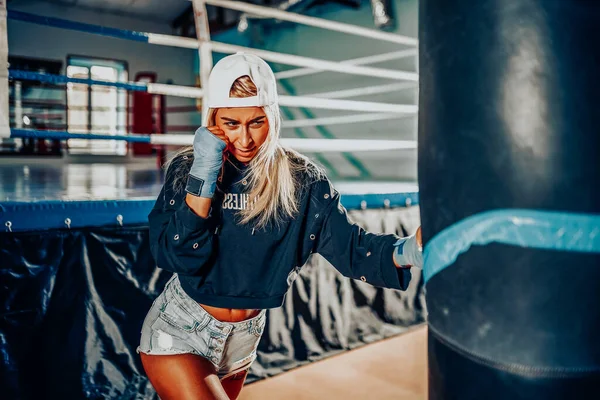 Schöne Frau mit den roten Boxhandschuhen. Attraktives Boxer-Training — Stockfoto