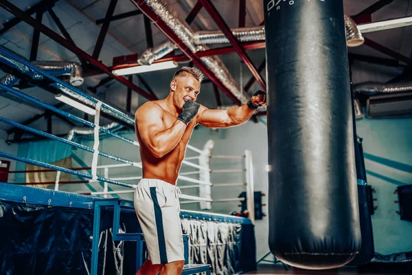 Boxertraining am Boxsack in der Turnhalle — Stockfoto