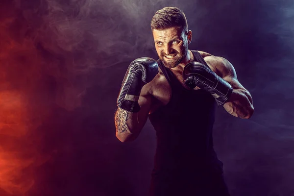 Boxeador deportivo luchando sobre fondo negro con sombra. Copiar espacio. Boxeo concepto de deporte. — Foto de Stock