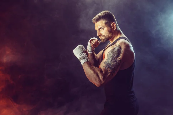 Boxeador deportivo luchando sobre fondo negro con sombra. Copiar espacio. Boxeo concepto de deporte. — Foto de Stock