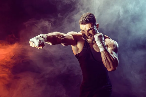 Boxeador deportivo luchando sobre fondo negro con sombra. Copiar espacio. Boxeo concepto de deporte. — Foto de Stock