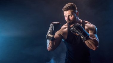 Sporcu boksör siyah arka planda gölgeli dövüşüyor. Uzayı kopyala Boks sporu konsepti.