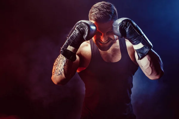 Boxeador deportivo luchando sobre fondo negro con sombra. Copiar espacio. Boxeo concepto de deporte. — Foto de Stock