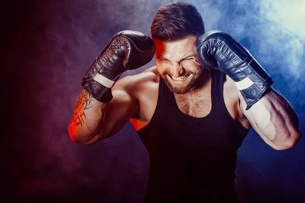 Boxeador deportivo luchando sobre fondo negro con sombra. Copiar espacio. Boxeo concepto de deporte. — Foto de Stock