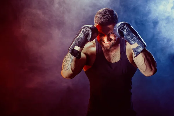 Boxeador deportivo luchando sobre fondo negro con sombra. Copiar espacio. Boxeo concepto de deporte. — Foto de Stock