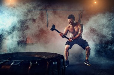 Dayanıklılık için spor eğitimi, adam çekice vuruyor. Kavram çalışması