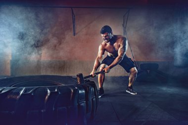 Dayanıklılık için spor eğitimi, adam çekice vuruyor. Kavram çalışması