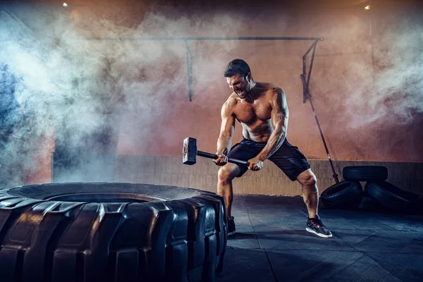 Entraînement sportif pour l'endurance, l'homme frappe le marteau. Entraînement de concept — Photo