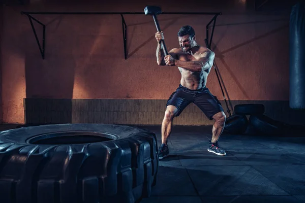 Entraînement sportif pour l'endurance, l'homme frappe le marteau. Entraînement de concept — Photo