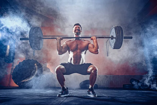 Muscular fitness hombre haciendo deadlift una barra sobre su cabeza en el moderno gimnasio. Entrenamiento funcional. Ejercicio arrebatado — Foto de Stock