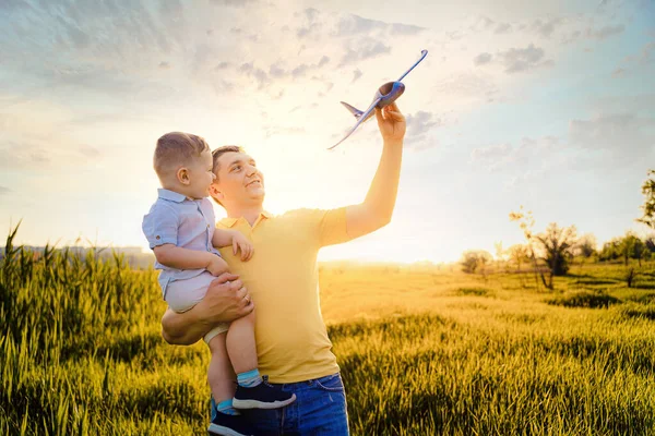 Ευτυχισμένος πατέρας και γιος παίζουν με το αεροπλάνο παιχνίδι. όνειρο να γίνω πιλότος — Φωτογραφία Αρχείου