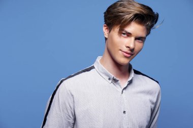 Mavi saç kesimli yakışıklı yong adam.