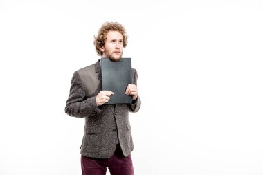 Elinde pano tutan genç adam.