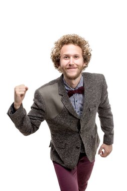 Sakallı, mutlu, gülümseyen iş adamı başarısından dolayı seviniyor.