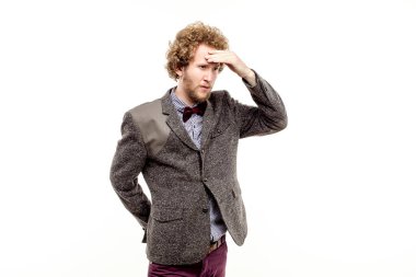 Alnında eli olan dalgın bir adam