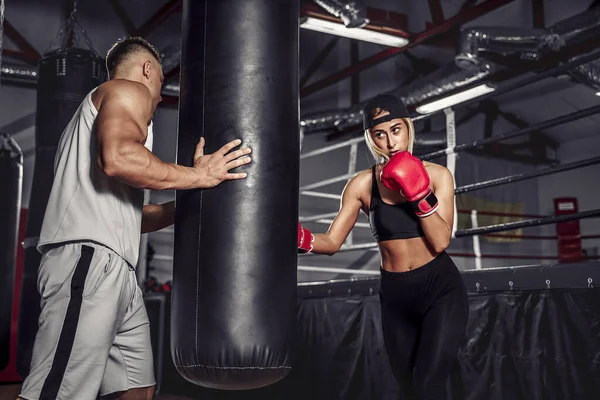 Atraente Feminino Boxer Training — Fotografia de Stock