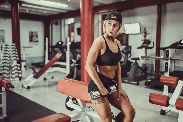 Fitte Mädchen im Fitnessstudio. — Stockfoto