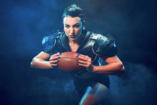 Mulher esportiva com bola de rugby — Fotografia de Stock