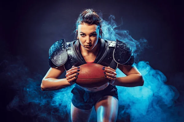 Mulher esportiva com bola de rugby — Fotografia de Stock