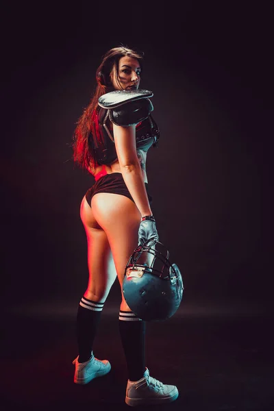 Jeune brune portant un uniforme sexy de joueur de football de rugby posant — Photo