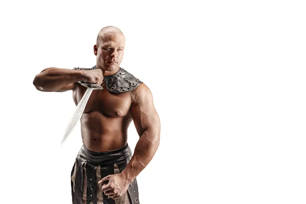 Svår barbar i läderdräkt med svärd. Porträtt av skallig muskulös gladiator. Studioinspelning. Isolerad på vit bakgrund — Stockfoto