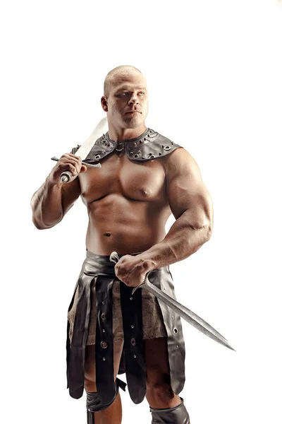 Schwerer Barbar im Lederkostüm mit Schwert. Porträt eines glatzköpfigen muskulösen Gladiators. Studioaufnahmen. Isoliert auf weißem Hintergrund — Stockfoto