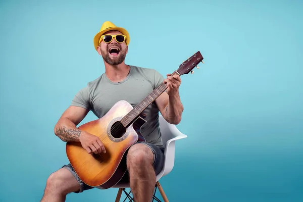 Retrato del músico que toca la guitarra acústica y canta la canción emocional. — Foto de Stock