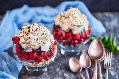 Yaz diyeti kahvaltısı için reçete fikirleri porsiyonlu kavanozlarda sağlıklı sabah tatlıları ahududu, kiraz, böğürtlen. Taş zeminde