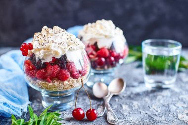 Yaz diyeti kahvaltısı için reçete fikirleri porsiyonlu kavanozlarda sağlıklı sabah tatlıları ahududu, kiraz, böğürtlen. Taş zeminde
