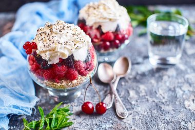 Yaz diyeti kahvaltısı için reçete fikirleri porsiyonlu kavanozlarda sağlıklı sabah tatlıları ahududu, kiraz, böğürtlen. Taş zeminde
