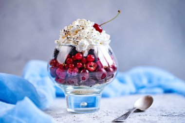 Yaz diyeti kahvaltısı için reçete fikirleri porsiyonlu kavanozlarda sağlıklı sabah tatlıları ahududu, kiraz, böğürtlen. Taş zeminde