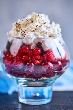 Yaz diyeti kahvaltısı için reçete fikirleri porsiyonlu kavanozlarda sağlıklı sabah tatlıları ahududu, kiraz, böğürtlen. Taş zeminde