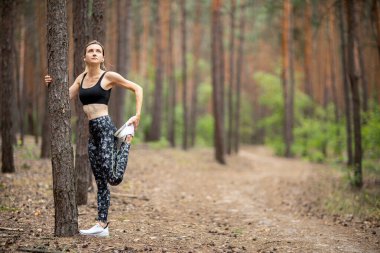Çam ormanında koşan genç bir kadın. Genç bir kadın...