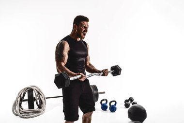 Saldırgan sakallı güçlü kaslı adam spor kıyafetleri içinde.