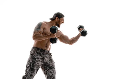 Kamuflaj pantolonu ve yılanlı kaslı vücut geliştirici.