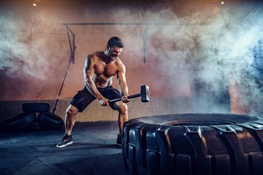 Dayanıklılık için spor eğitimi, adam çekice vuruyor. Kavram çalışması