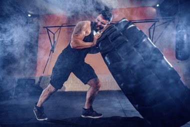 Vücut geliştirme eğitimi, sakallı güçlü sporcu kaslı bo